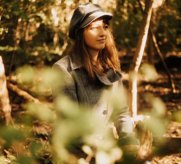 Autorin Jo Jonson im Wald