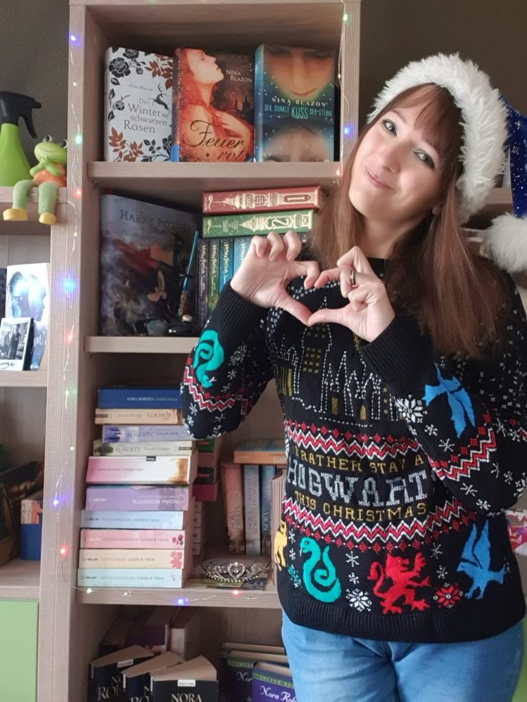 Autorin Jo Jonson vor ihrem Bücherregal präsentiert ihre Buchneuheiten 2026