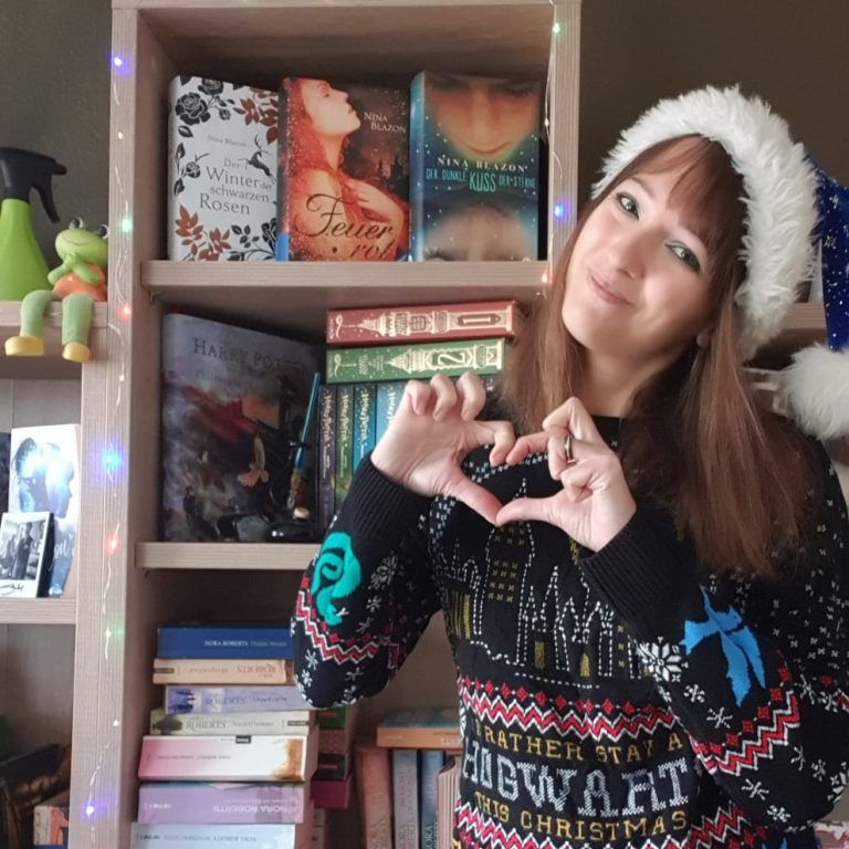 Autorin Jo Jonson vor ihrem Bücherregal präsentiert ihre Buchneuheiten 2026