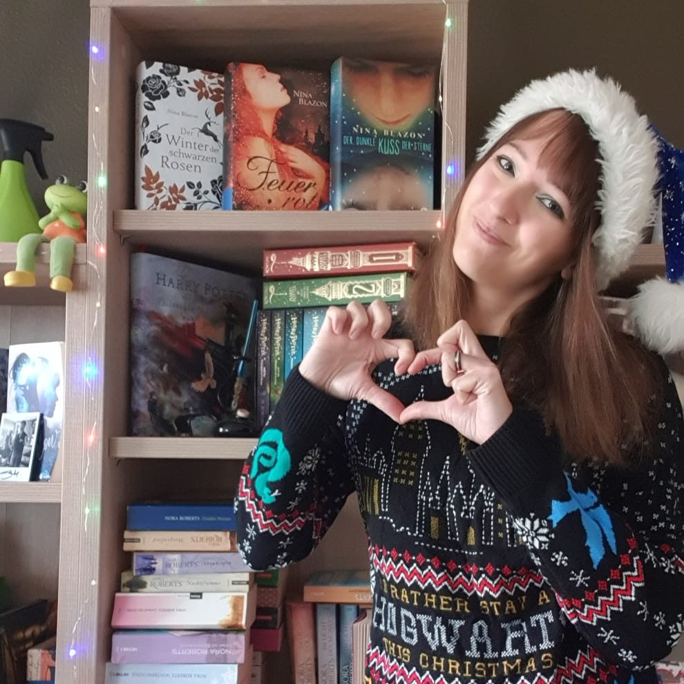 Autorin Jo Jonson vor ihrem Bücherregal präsentiert ihre Buchneuheiten 2026