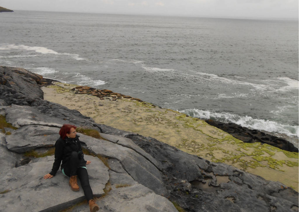 Jessica Jirschik sitzt auf dem Burren und schaut aufs Meer bei Fanore: Malerisches Kleinod in Westirland