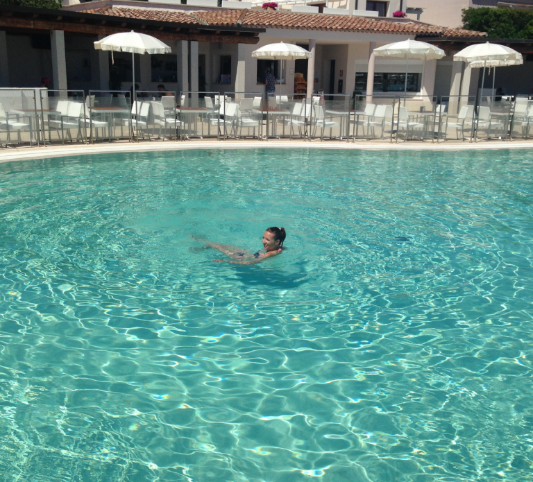 Jo Jonson schwimmt in ihrem Urlaub auf Sardinien im Pool des Grande Baia Resort und Spa