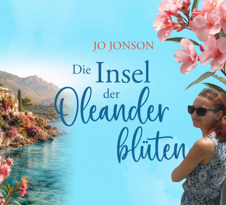 Autorin Jo Jonson in kurzem blauen Jumpsuite dreht sich zum Zuschauer um. Im Hintergrund ist das Cover ihrer neuen Urlaubslektüre 2026 "Die Insel der Oleanderblüten" zu sehen
