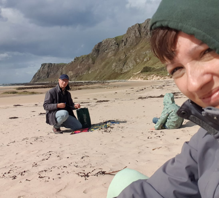 Jessica Jirschik mit ihrer Familie am Strand in Irland im Herbst 2025