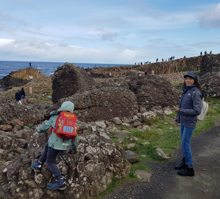 Jessica Jirschik und Kind in Irland im Herbst am Giants Causeway